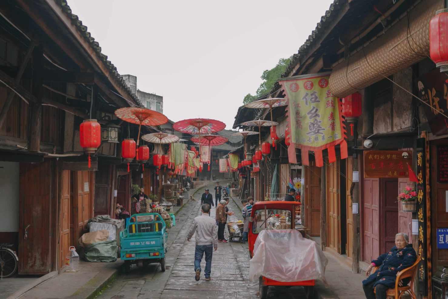 特斯拉赛博越野旅行车登陆“国际庄”,这下谁还分得清是地球还是外星啊!